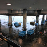 氷見 魚市場食堂 - 漁港内の階段を上って２階の食堂へ