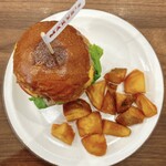 Burger & Smile Maker's - チーズバーガー&ポテト、真上から！