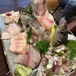 みなみ - 本日の刺し盛り
      真鯛、鯵、セイゴ、ハモ、
      イナダ、鰆、太刀魚
      本日はタコ、イカ、貝が無かったな