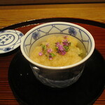 京味 もと井 - 先付・甘エビの出汁のジュレ：海葡萄、寄せ豆腐、甘海老に 甘エビのお出汁のキラキラしたジュレが覆い、綺麗に穂紫蘇が散らしてあります。