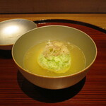 京味 もと井 - 椀物・万願寺と帆立の真薯：万願寺唐辛子と帆立の真薯に、小口切りにした茗荷がのせてあります。