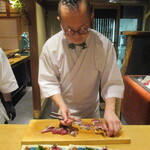 京味 もと井 - 可愛いモヒカンヘヤーに蝶ネクタイの大将。笑顔がステキですネ！