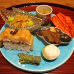京味 もと井 - 八寸：① 鱧の照り焼き寿司。有馬山椒の実をトッピング ② 鱧の南蛮漬け。セロリ、銀杏 ③ 水菜のお浸し、シラスのカリカリ揚げ。 ④ さざえの甘露煮。 ⑤ ささげの胡麻和え。 ⑥ シャインマスカット 胡麻ペースト。