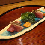 京味 もと井 - 造り・戻りガツオのタタキ：脂ののった戻りガツオのタタキの芳ばしい香りが堪りません。大葉の素揚げと蛇腹胡瓜が添えられ、ドライトマトと粒マスタードを併せたコリンキー味噌と共にいただきます。