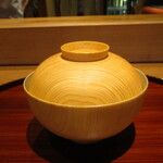 京味 もと井 - 椀物・万願寺と帆立の真薯：万願寺唐辛子と帆立の真薯に、小口切りにした茗荷がのせてあります。