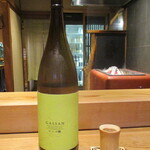 京味 もと井 - GASSAN innovation りんご酸 月山の試み2024 純米吟醸 冷酒グラス：島根県安来市広瀬町 KK吉田酒造　アルコール分 14度 。