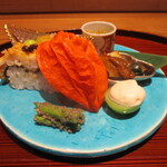 京味 もと井 - 八寸：① 鱧の照り焼き寿司。有馬山椒の実をトッピング ② 鱧の南蛮漬け。セロリ、銀杏 ③ 水菜のお浸し、シラスのカリカリ揚げ。 ④ さざえの甘露煮。 ⑤ ささげの胡麻和え。 ⑥ シャインマスカット 胡麻ペースト。