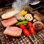 牛タンと海鮮 個室居酒屋 炭松 - 他にも厚切りベーコン、しまなみウインナー、野菜や肉の炭火焼きなど種類豊富にご用意