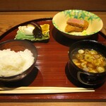 京味 もと井 - 御飯物：土鍋で炊いた白飯、牛ヒレフライ、香の物（茄子、昆布、山芋）、赤出汁。