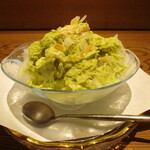 京味 もと井 - ピスタチオのかき氷：スライスアーモンドをトッピング。ココナッツミルク、ラズベリーでお味の変化を楽しみます。