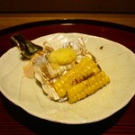 京味 もと井 - 焼き物・太刀魚：太刀魚を塩焼きにして焼き茄子、トウモロコシ、鰹節を添えてあり、レモンとため葱の塩ダレで美味しくいただきます。