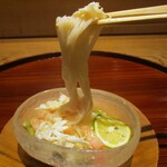 京味 もと井 - 冷やし鉢：ヒンヤリ冷たい そうめんの上には、タップリの渡り蟹と桃をのせ、周囲に茶豆を散らしてあり、酢橘がトッピングされています。桃のジュース、オリーブオイル、酢橘、塩でカッペリーニ風に仕立ててあります。♪♬