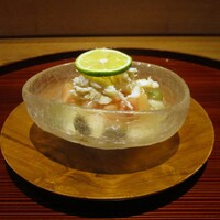 京味 もと井 - 冷やし鉢：ヒンヤリ冷たい そうめんの上には、タップリの渡り蟹と桃をのせ、周囲に茶豆を散らしてあり、酢橘がトッピングされています。桃のジュース、オリーブオイル、酢橘、塩でカッペリーニ風に仕立ててあります。♪♬