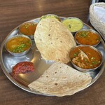 アーンドラ・ダイニング - ライス
      パパド
      チャパティ