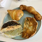 下田流 - 明太モチモチベーグル？半分　キーマカレーフランス半分、チョココロネ、9層のクロワッサン