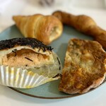 下田流 - 明太モチモチベーグル？半分　キーマカレーフランス半分、チョココロネ、9層のクロワッサン