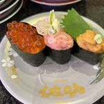 佐助 - 軍艦三種盛り　580円