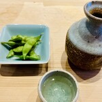 すしやのたい悟 - お通し、枝豆　久々に日本酒と合わせて嬉しい夏のご馳走。