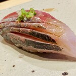 すしやのたい悟 - アジ　「日本全国にブランドアジがあり（略）年々増加中」（鮨図鑑）。ほほー、そうかい！