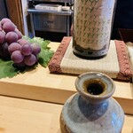 すしやのたい悟 - カウンターの美しい葡萄は、この日に届けられたそう。
