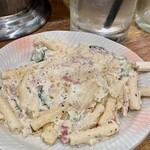 もつ焼き にんべん - ラップ貼ってすでに冷蔵庫待機だからペッチャンコでも味は良かんべよマカロニサラダ