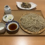 蕎麦 ほまれ - 「せいろ」の大盛り仕様。奥に見えるのは「舞茸の天麩羅」（小）。