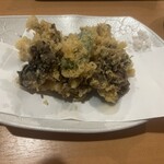 蕎麦 ほまれ - 大きめの舞茸を五等分くらいに捥いだ天麩羅。真ん中の緑色はシシトウ。個人的には半分/三等分くらいに捥いだ大きさの方が「食べた感」は上がりますね。