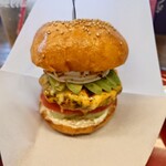 ラッキー スマイル - アボカドにチーズのバーガー