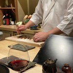 好し智 - 車海老を処理しています