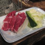 白い小屋 - 網焼き用のお肉と野菜