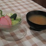 白い小屋 - サラダ、味噌汁
