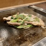 鉄板食堂BARREL - せせりと九条ネギの柚子胡椒炒め