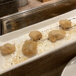 鉄板食堂BARREL - ボラの白子 フリッター カラスミ削り