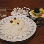 トマト - ビーフタンカレー　季節の野菜とチーズトッピング
