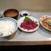 お多福 - 本まぐろ中おち定食、もつ煮込み(単品)