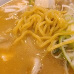 伝丸 - 麺は太めでややちぢれ
