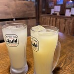 あらかきタコス - 左:シークァーサーサワー、右:シークァーサージュース