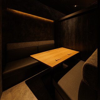 落ち着いた雰囲気の中、プライベート感を大切にしたテーブル席。