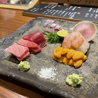 和食渡辺 - 本鮪、明石のアジ、ウニ、海老昆布〆、(隠れてるけど)明石鯛炙り