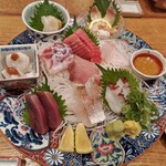 四十八漁場 - 10点盛り2人前。どれも新鮮で美味しい。