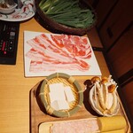 ねぎ鍋専門店はるいち - お肉、お豆腐、きのこ、つみれ
