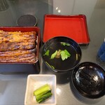 鰻 若菜館 - 温かいお茶でいただきます。肝吸いの肝はプリっとしていました