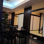 鰻 若菜館 - テーブル席のほか、小上がりもあります。少しかしこまった集まりにも使えそうです