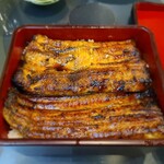 鰻 若菜館 - しっかりと表面に入った焦げ。これが脂の味を引き立てる香りを醸してします。素晴らしい火入れです！