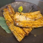 鰻 若菜館 - 上品で食べ応えある白焼き。次回はお塩を頼もうと思います