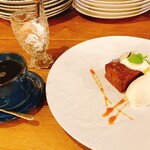 ビストロ カフェ デリ ポキナ369 - ホットティーとケーキ