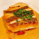 ビストロ カフェ デリ ポキナ369 - 鯛のポワレ　アメリケーヌソース