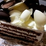 ハーブス - ブラック＆ホワイトチョコレートケーキ　税込900円ブラック＆ホワイトチョコレートケーキ　税込900円