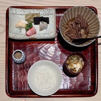 御料理 無窮 - ◉〈名物　土鍋ごはん〉
                      ＋
                      ◉〈おかず〉自家製漬物、自家製ちりめんじゃこ、牛しぐれと卵黄
                      ＋
                      ◉〈赤出汁〉京ゆばの味噌汁
