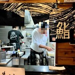 すし酒場 魚あるき - 店内（カウンター奥）。大将が平目を捌いてくれています…
